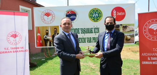 Ardahan Valisi Hüseyin Öner, “Köyümde Yaşamak İçin Bir Sürü Nedenim Var Projesi” kapsamında üreticilere koyun dağıtım programına katıldı.