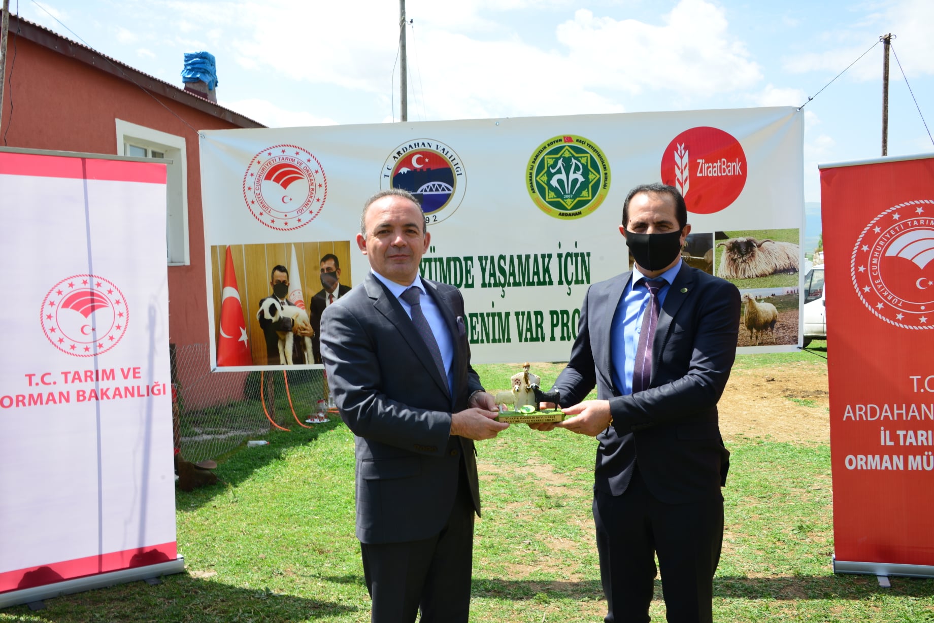 Ardahan Valisi Hüseyin Öner, “Köyümde Yaşamak İçin Bir Sürü Nedenim Var Projesi” kapsamında üreticilere koyun dağıtım programına katıldı.