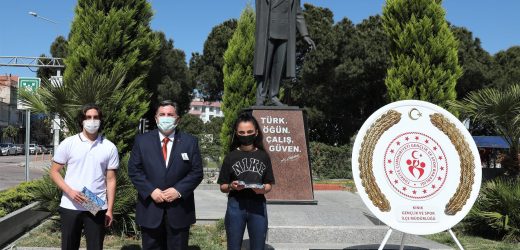 KINIK’TA 19 MAYIS’TA ATATÜRK ANITINA ÇELENK KOYMA TÖRENİ GERÇEKLEŞTİ