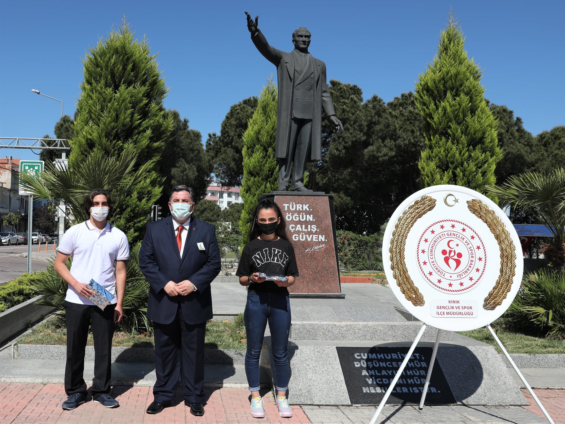 KINIK’TA 19 MAYIS’TA ATATÜRK ANITINA ÇELENK KOYMA TÖRENİ GERÇEKLEŞTİ