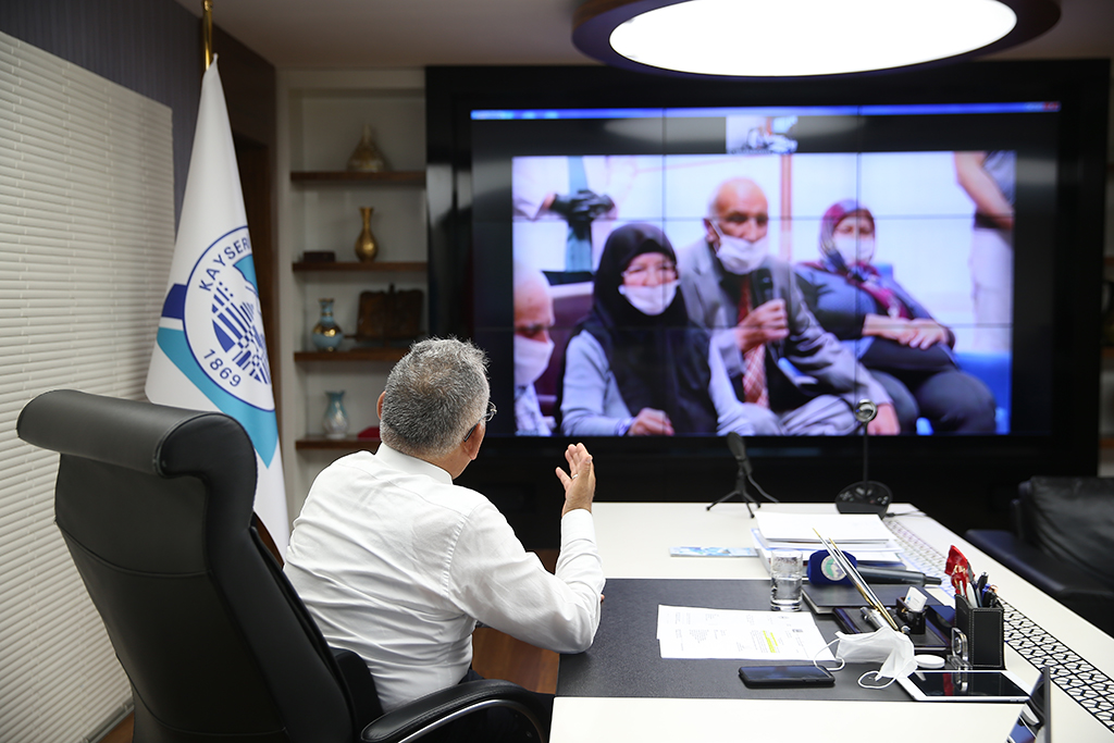 Kayseri Büyük Şehir Belediye Başkanı Büyükkılıç Bayramda Yaşlıları Unutmadı