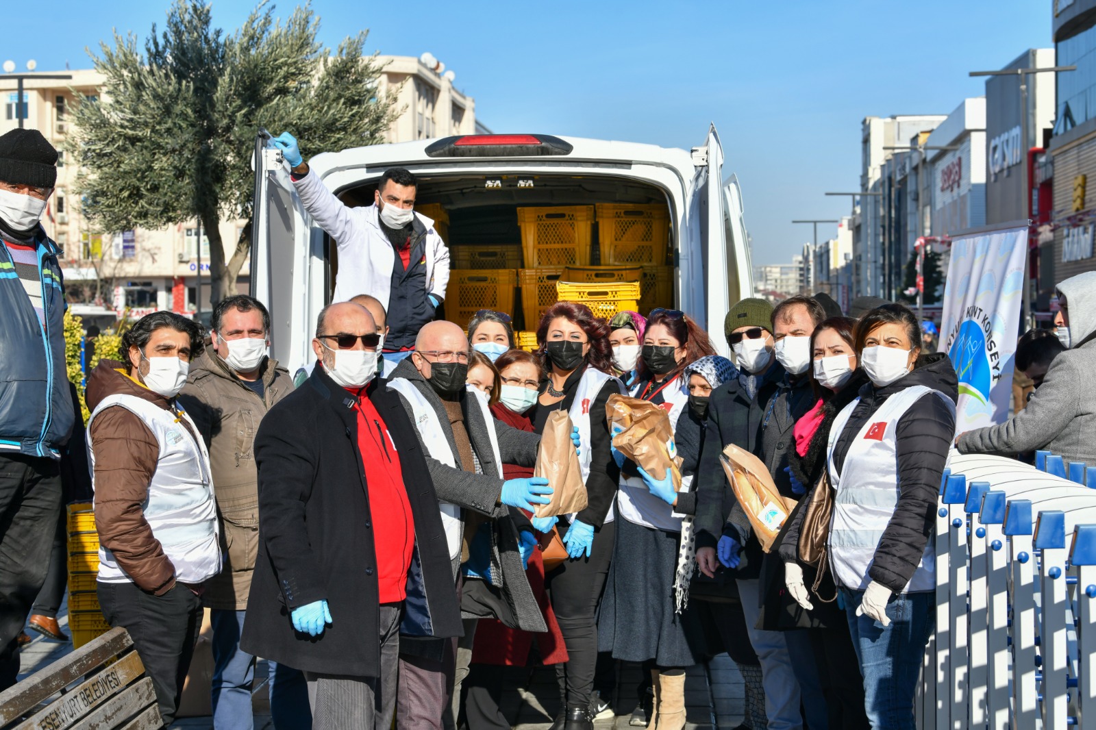 ESENYURT CUMHURİYET MEYDANI’NDA ÜCRETSİZ “HALK EKMEK” DAĞITILDI