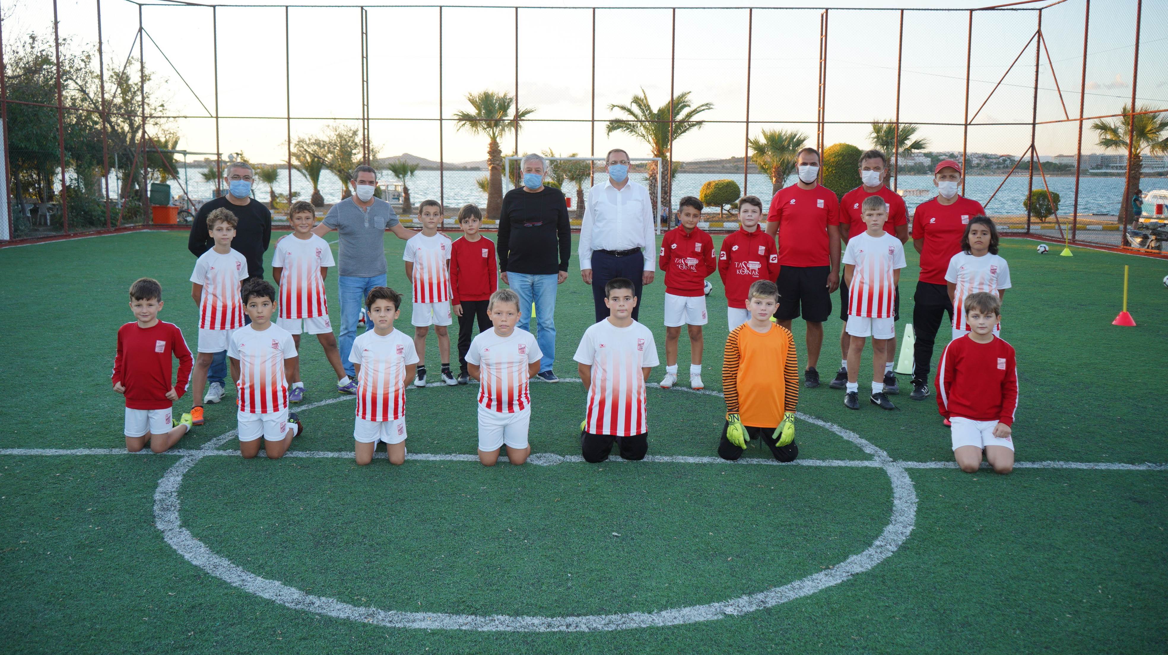 AYVALIK’TA 200 KİŞİLİK FUTBOL ORDUSU