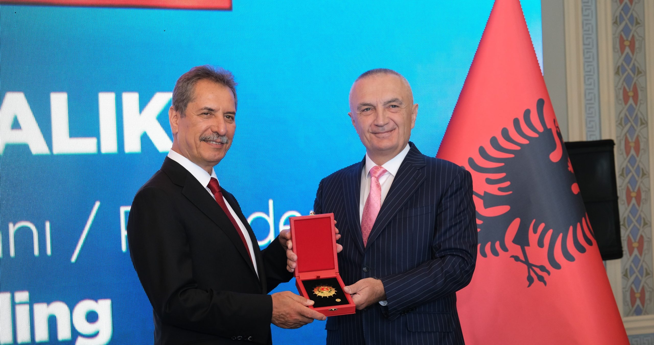 Arnavutluk’tan Ahmet Çalık’a Bayrak Şövalyesi Nişanı verildi