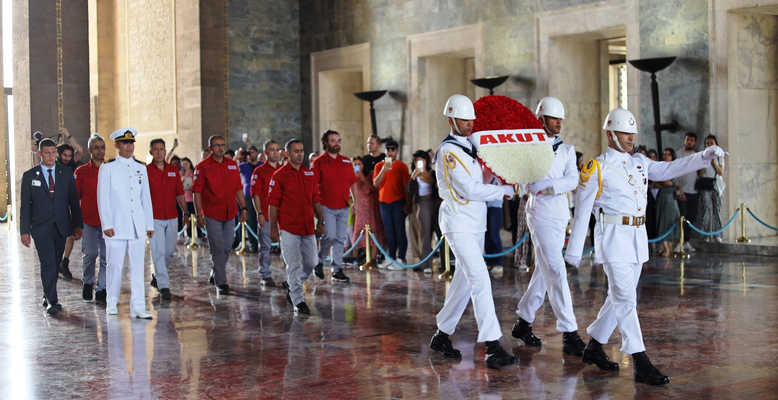 AKUT’UN YENİ YÖNETİM KURULUNDAN ANITKABİR ZİYARETİ