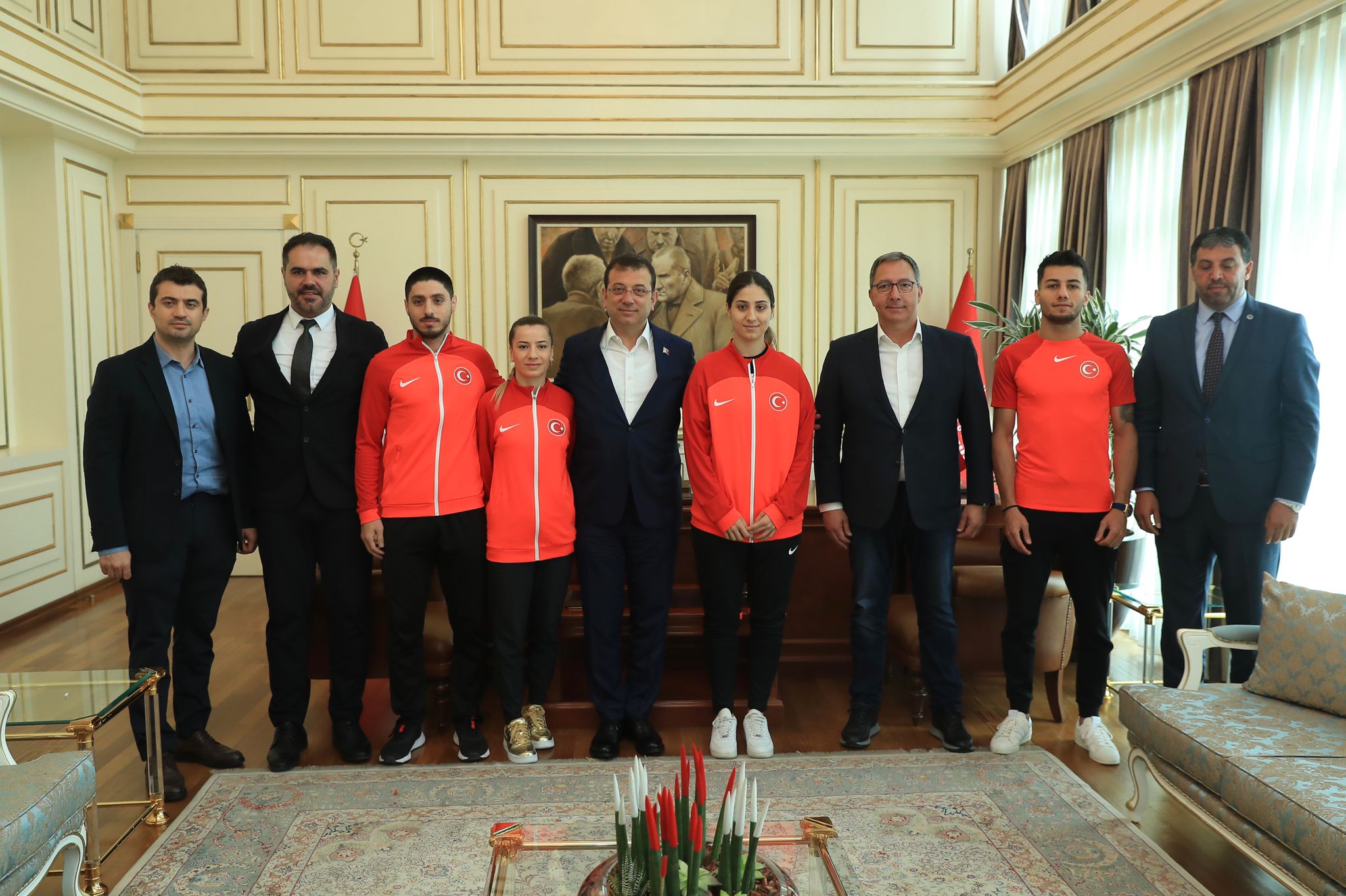 İMAMOĞLU’NDAN ŞAMPİYON SPORCULARA: SİYASET HARİÇ, TÜM ALANLARDA KATKINIZA İHTİYACIMIZ VAR