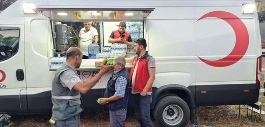 MARMARİS’TE ETKİSİNİ SÜRDÜREN ORMAN YANGININDA KIZILAYCILAR BESLENME HİZMETİYLE EKİPLERE DESTEK OLUYOR