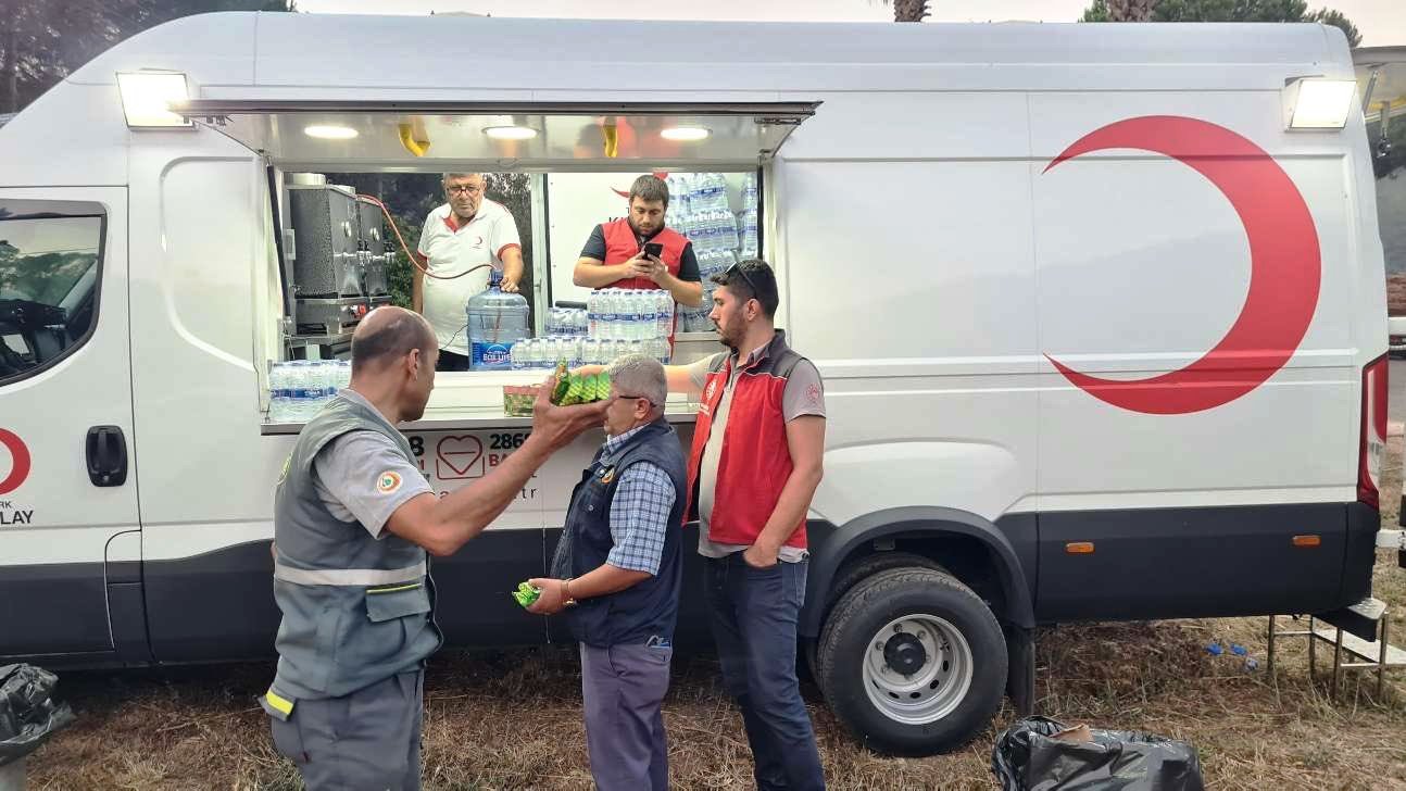 MARMARİS’TE ETKİSİNİ SÜRDÜREN ORMAN YANGININDA KIZILAYCILAR BESLENME HİZMETİYLE EKİPLERE DESTEK OLUYOR
