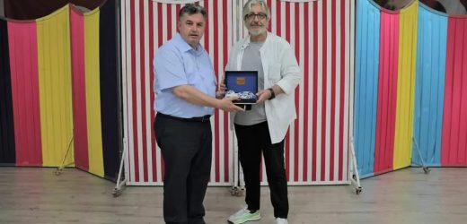 UYGUR ÇOCUK TİYATROSU KINIK’TA SAHNE ALDI