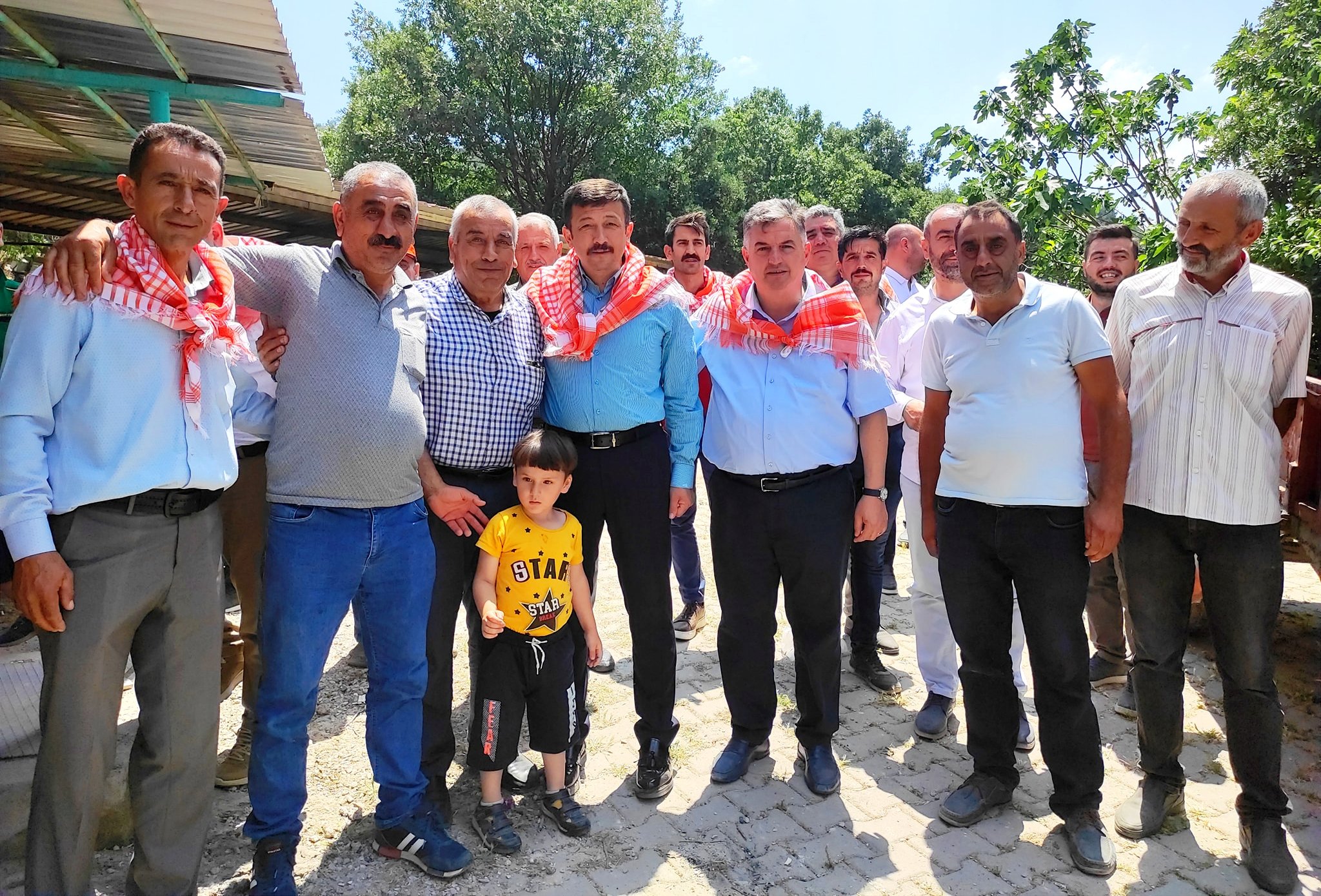 İZMİR MİLLETVEKİLİ HAMZA DAĞ KINIK’TA ÜRETİCİLERLE BİRLİKTE KİRAZ TOPLADI