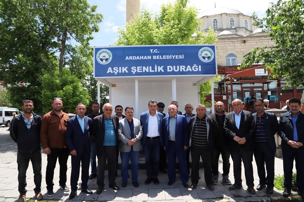 BAŞKAN DEMİR, KENTİ MODERN DURAKLARLA DONATIYOR