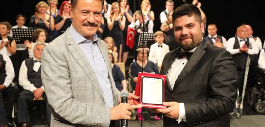 Gökkuşağı Korosu büyüledi