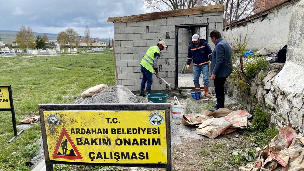 BELEDİYE’DEN MAHALLE MEZARLIĞINA MALZEME DEPOSU