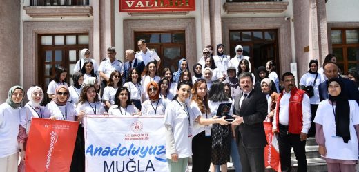 Vali Orhan Tavlı Anadoluyuz Biz Projesi ile İlimize Gelen Gençlerle bir araya geldi