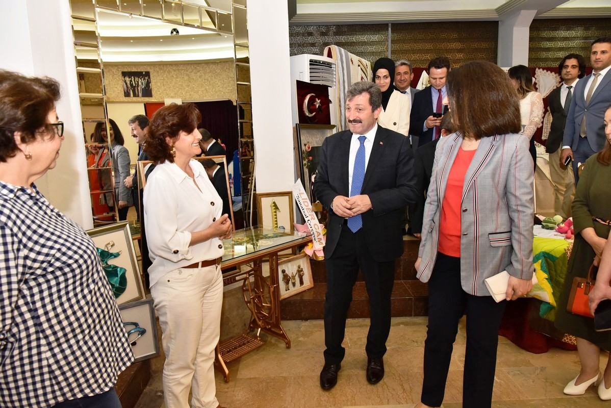 Vali Orhan Tavlı, Halk Eğitimi Merkezi El Sanatları Yılsonu Sergisini ziyaret etti