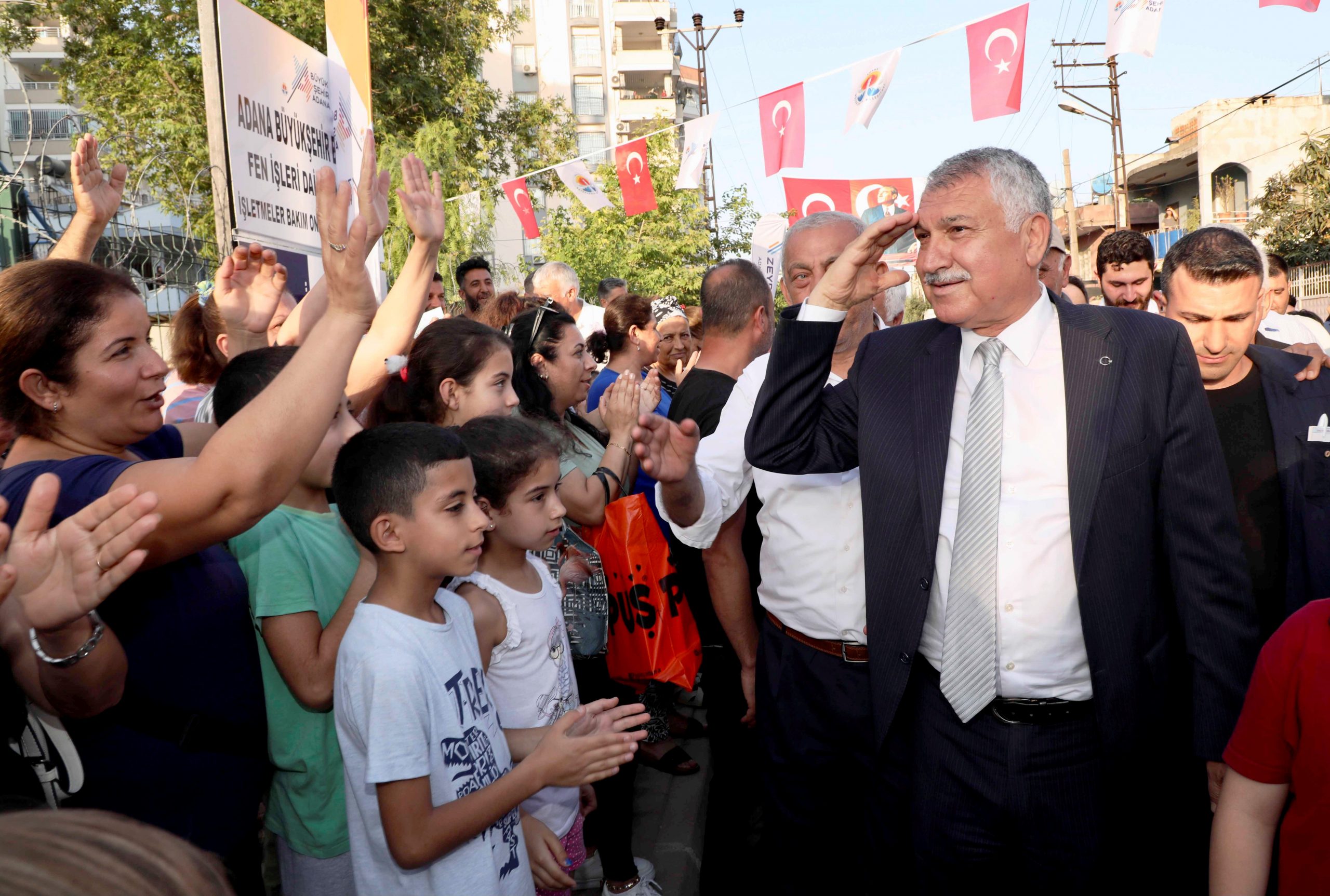 BAŞKAN ZEYDAN KARALAR’A SEVGİ SELİ