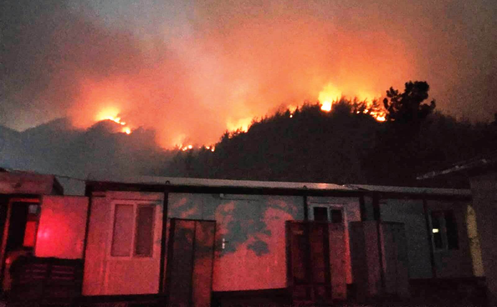 MARMARİS’TEKİ YANGINI RÜZGAR KÖRÜKLÜYOR!