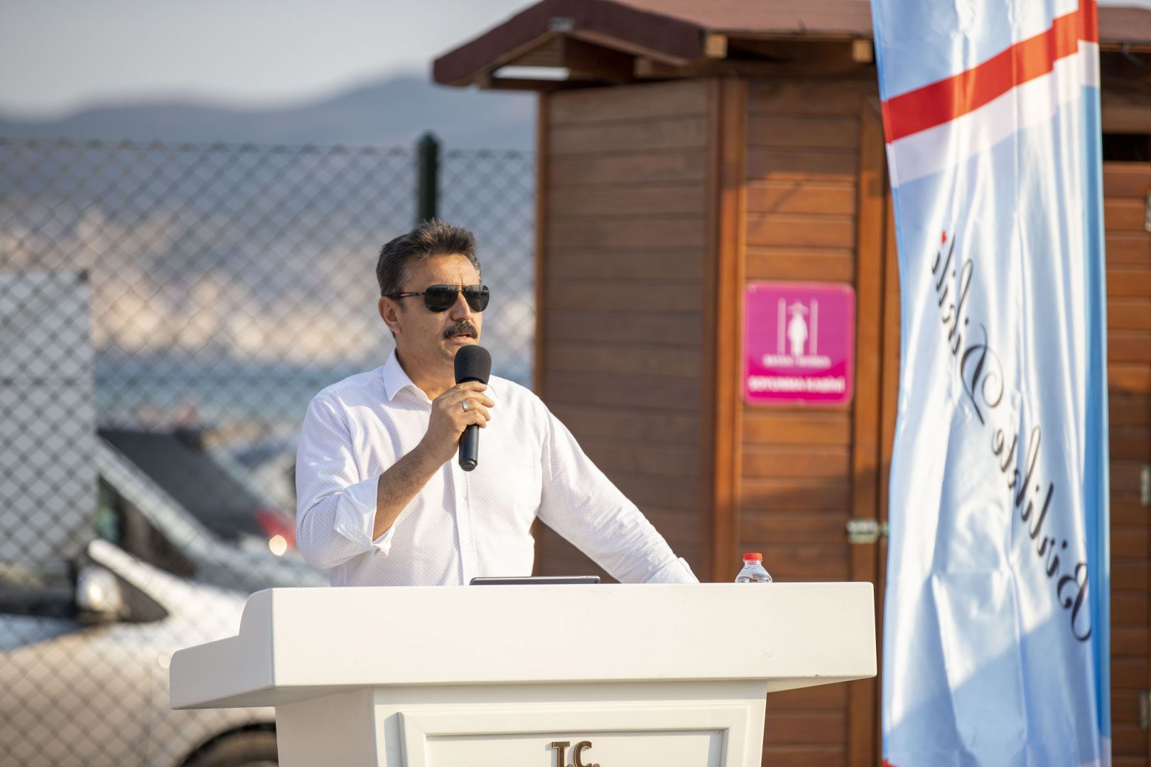 Dikili plajlarına 2 Mavi Bayrak daha eklendi