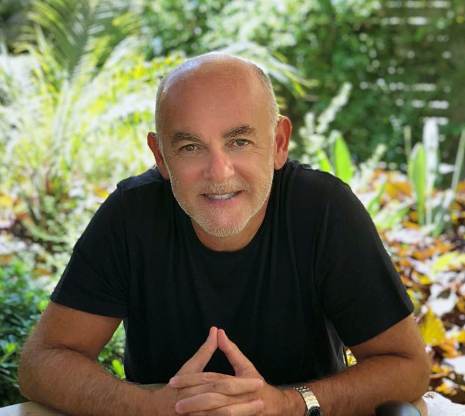 AKILLI KİŞİ HERKESİ DİNLER, AHMAKSA SADECE KENDİNİ DİNLER