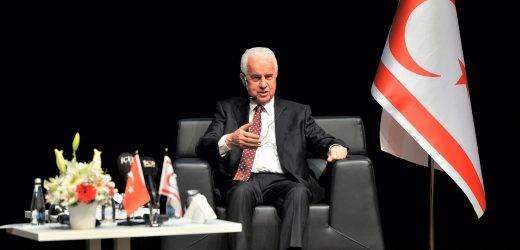 Dr. Derviş Eroğlu, Yakın Doğu Üniversitesi Hastanesi Kalp ve Damar Cerrahisi ekibi tarafından “Karotis” ameliyatına alındı