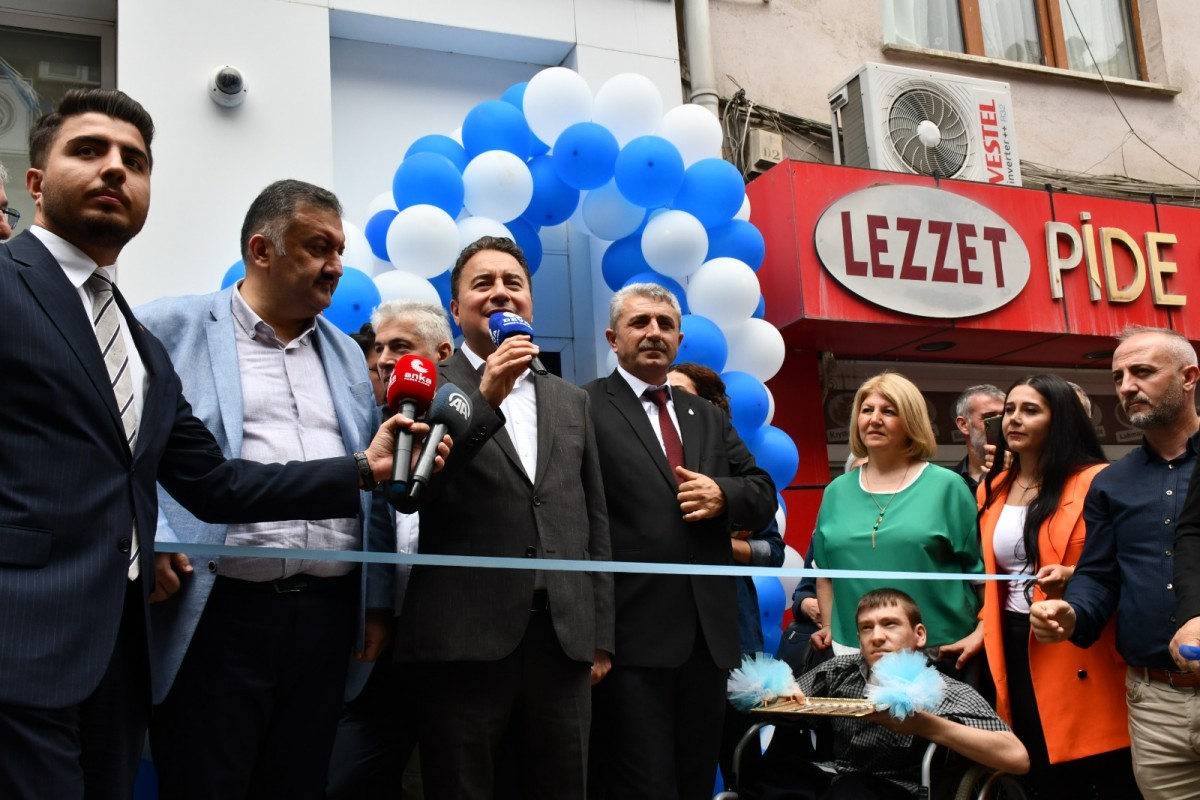 ALİ BABACAN İLE VATANDAŞLAR ARASINDA ÇAY SOHBETİ