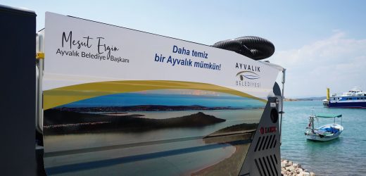 AYVALIK’IN YENİ SÜPÜRME ARACI SAHAYA İNDİ