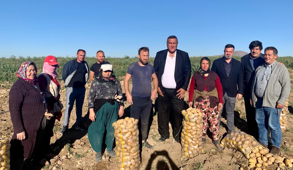 Tarım işçileri: “Ailecek tarlaya gelip çalışmazsak aç kalırız”