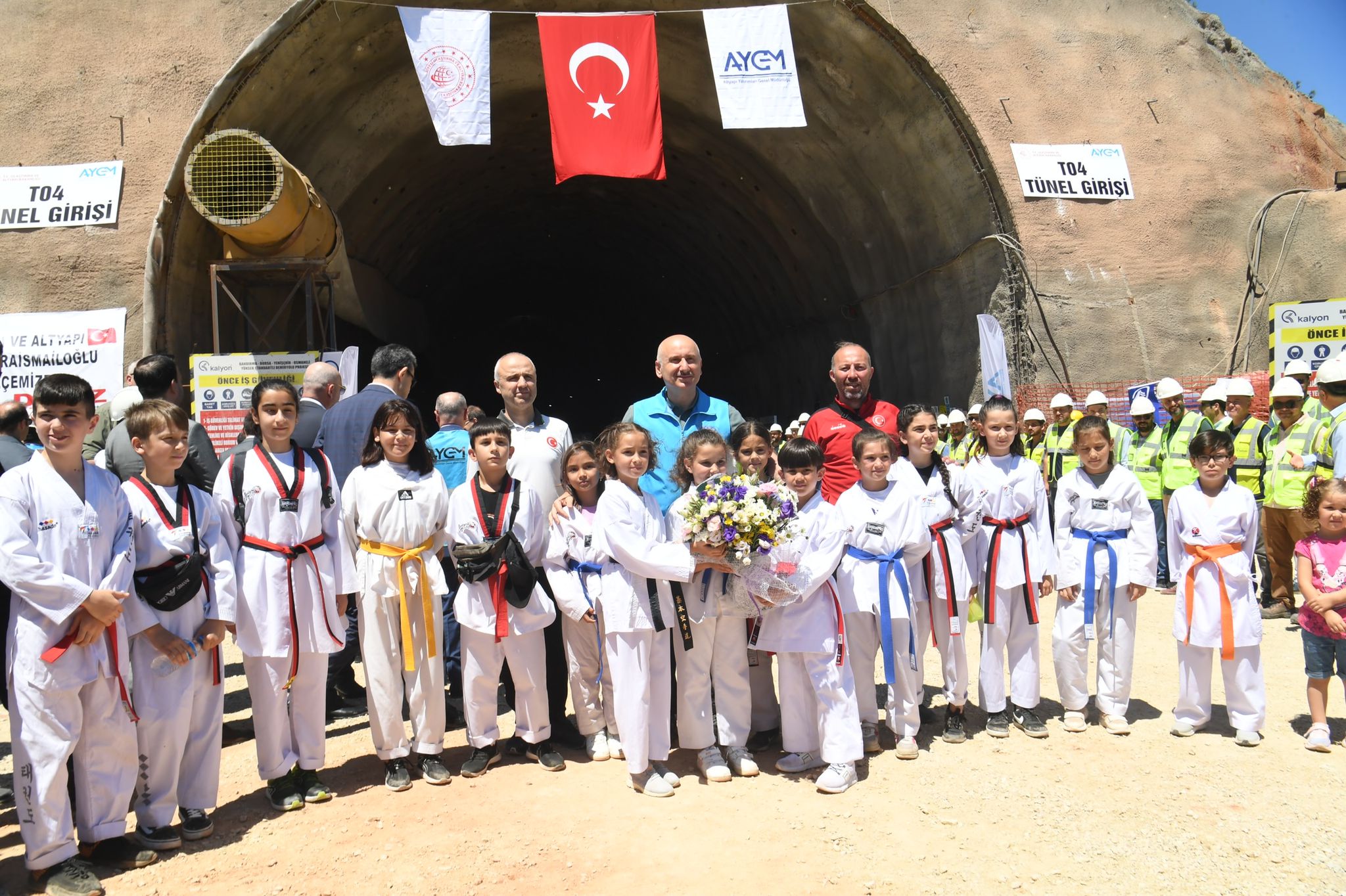 ULAŞTIRMA VE ALTYAPI BAKANI KARAİSMAİLOĞLU: OSMANELİ-YENİŞEHİR-BURSA-BALIKESİR HIZLI TREN PROJESİ’NDE T04 TÜNELİNDE IŞIĞI GÖRDÜK