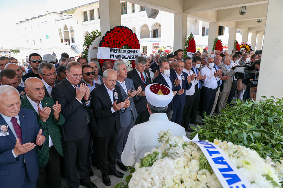 Faik Öztrak’ın Annesin Cenaze Törenine Yoğun Katılım