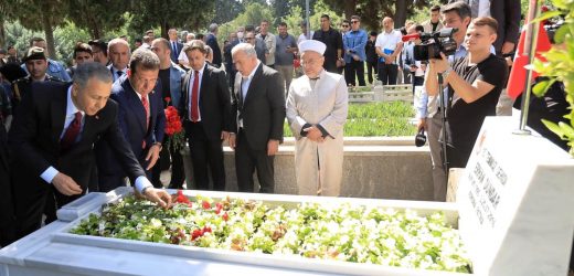 15 TEMMUZ ŞEHİTLERİ İBB ÖNÜNDE ANILDI