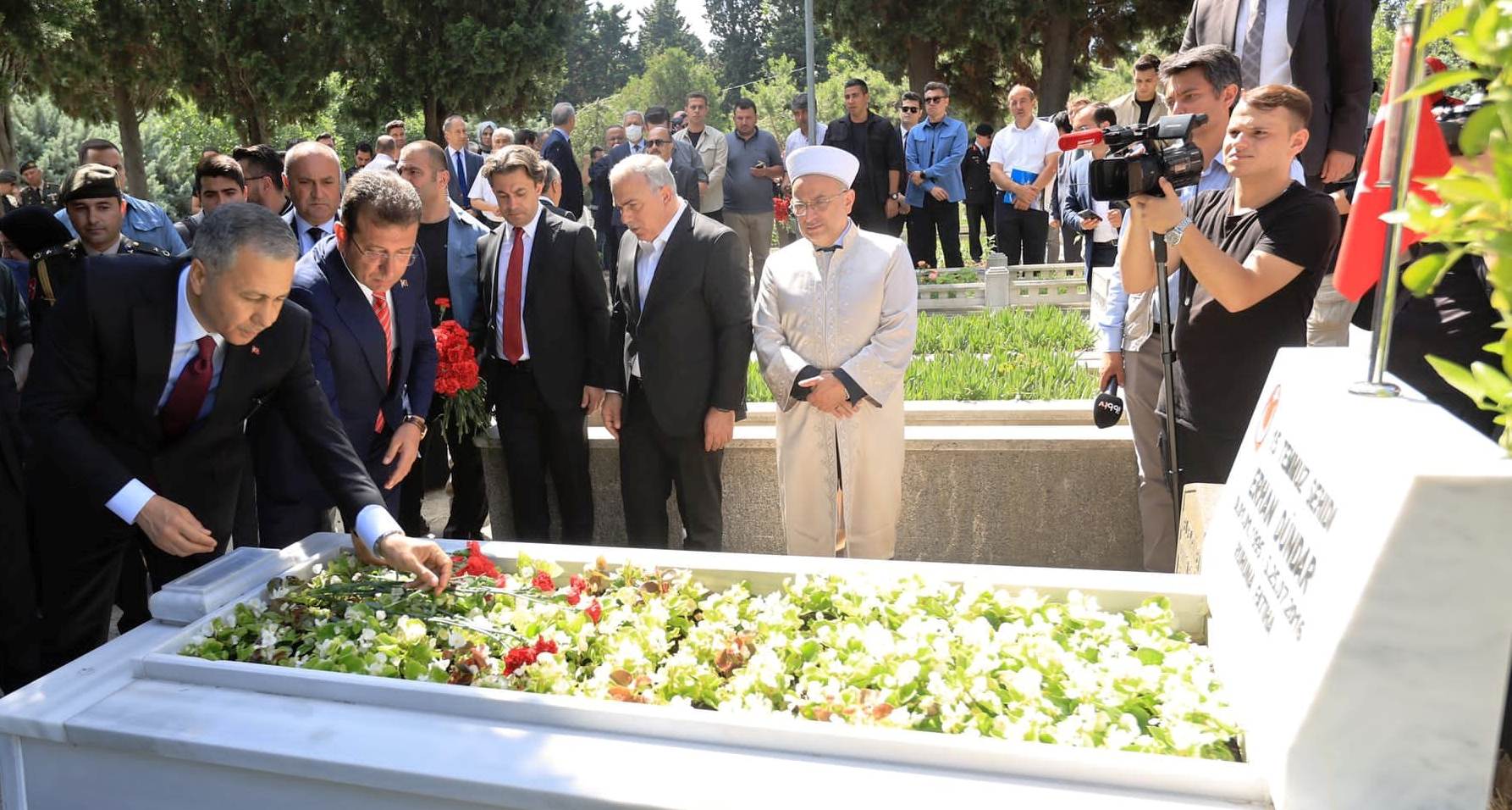 15 TEMMUZ ŞEHİTLERİ İBB ÖNÜNDE ANILDI