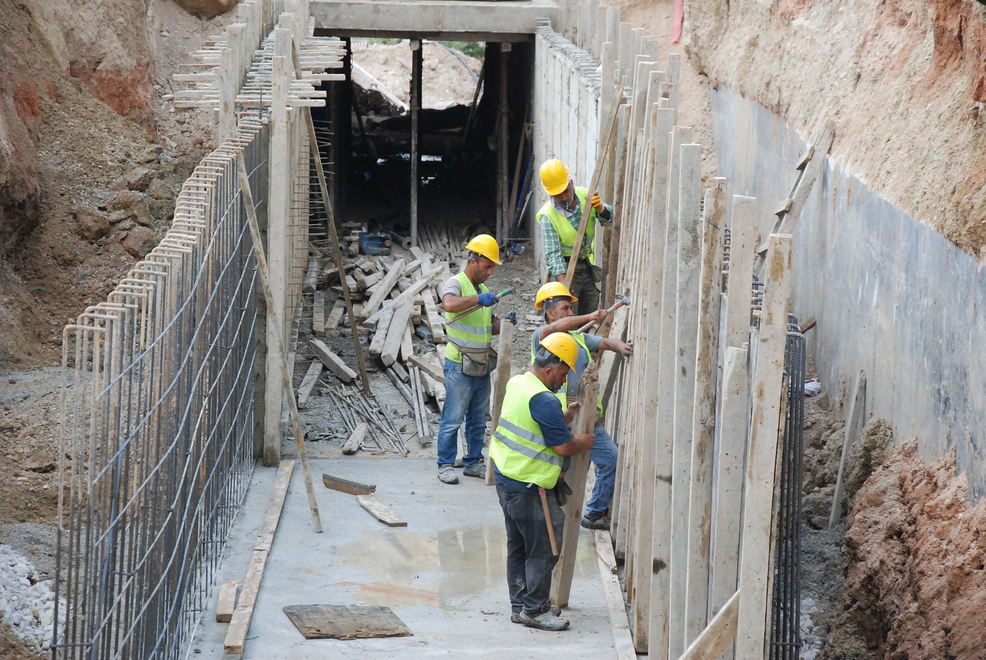 Adana Büyükşehir’den derelerde kutu menfez çalışması