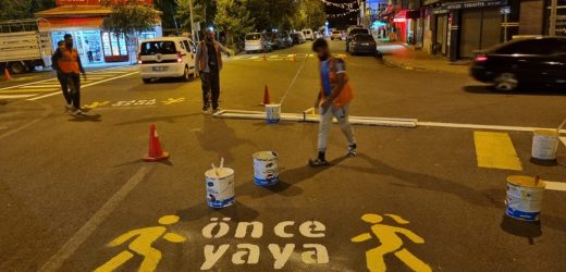 ARDAHAN BELEDİYESİ YAYA GEÇİT SAYISINI ARTTIRDI, YOL ÇİZGİLERİNİ YENİLEDİ