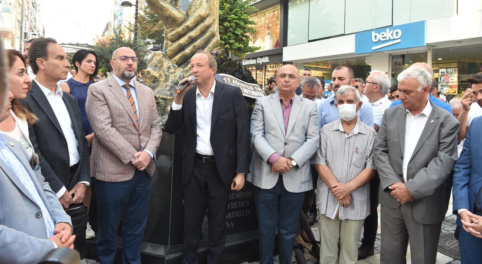 MARMARA DEPREMİ’NDE HAYATINI KAYBEDENLER AVCILAR’DA ANILDI