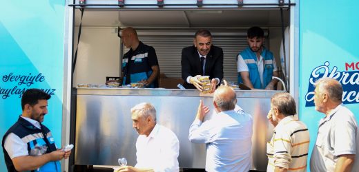 ESENYURT BELEDİYESİ VATANDAŞLARA AŞURE İKRAM ETTİ