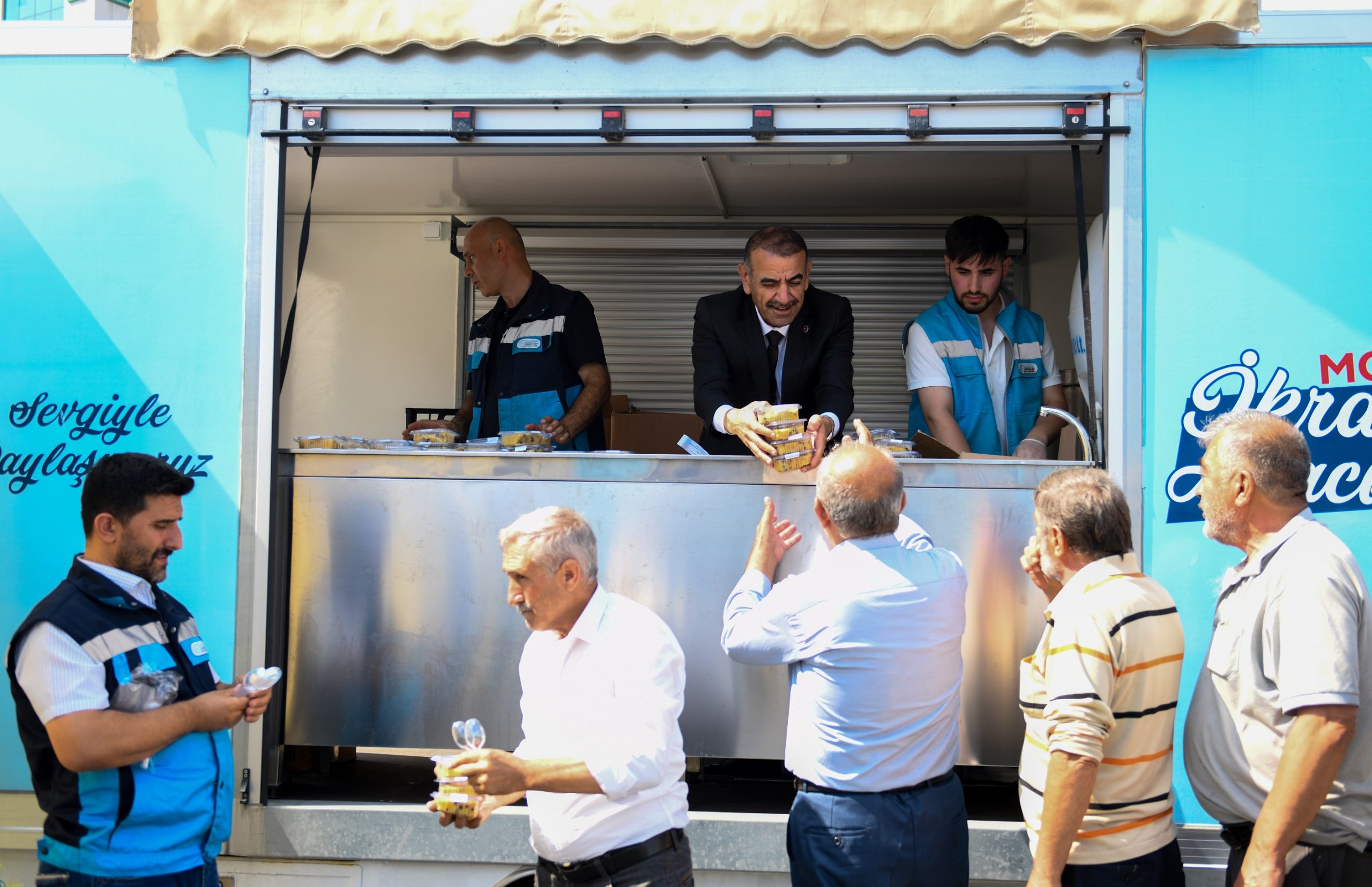 ESENYURT BELEDİYESİ VATANDAŞLARA AŞURE İKRAM ETTİ