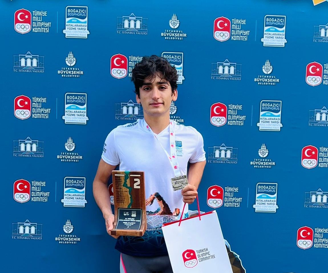 Esenyurtlu Uğurcan Özer kıtalararası yüzme yarışında ikinci oldu