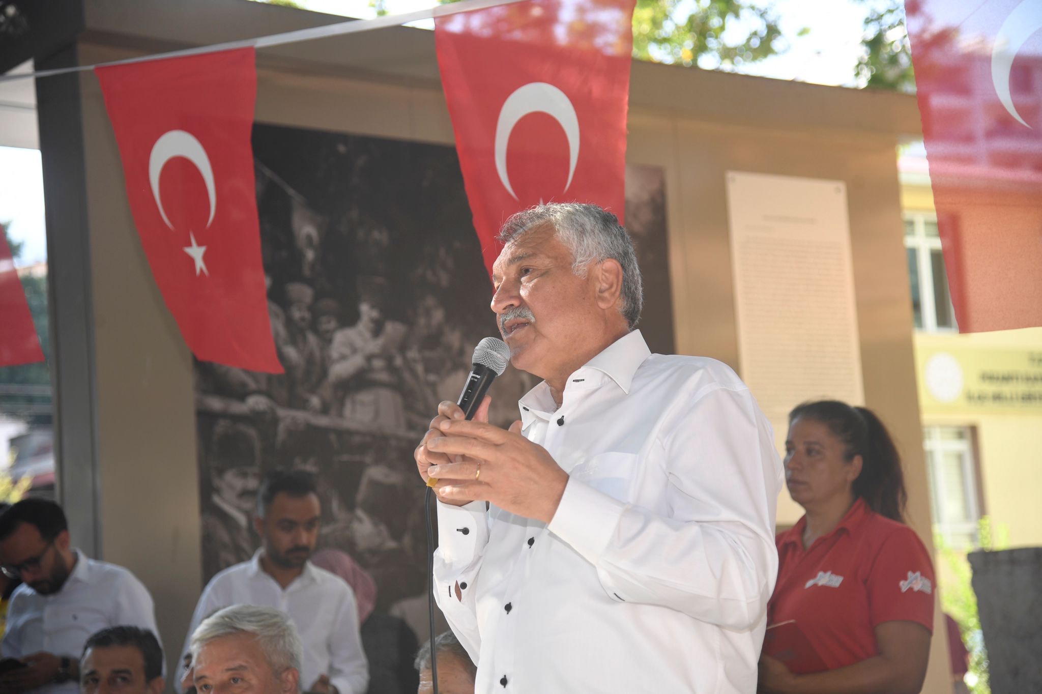 Halk Zeydan Karalar’ı bağrına bastı