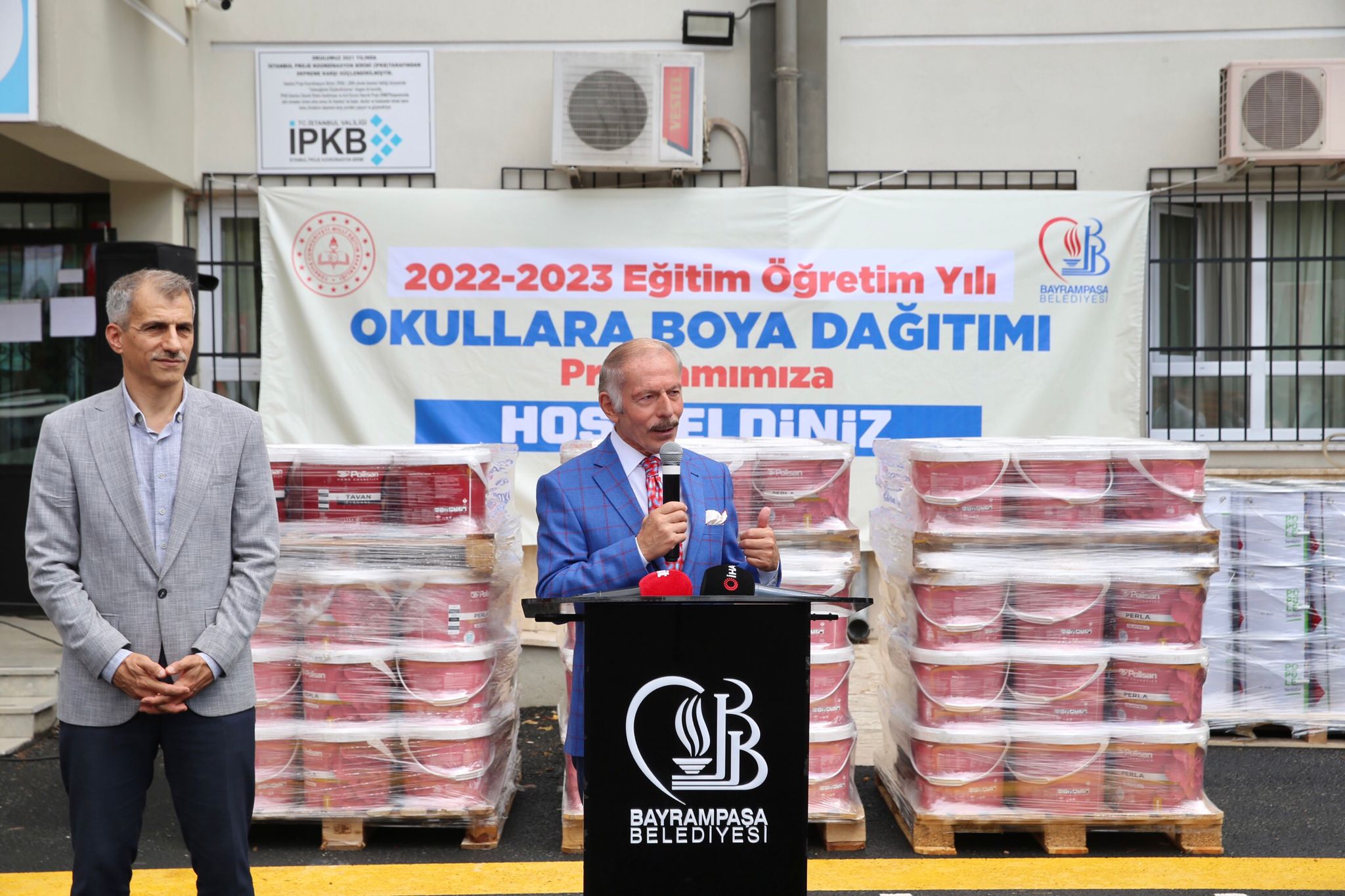 Bayrampaşa Belediyesi’nden okullara 32 ton boya desteği