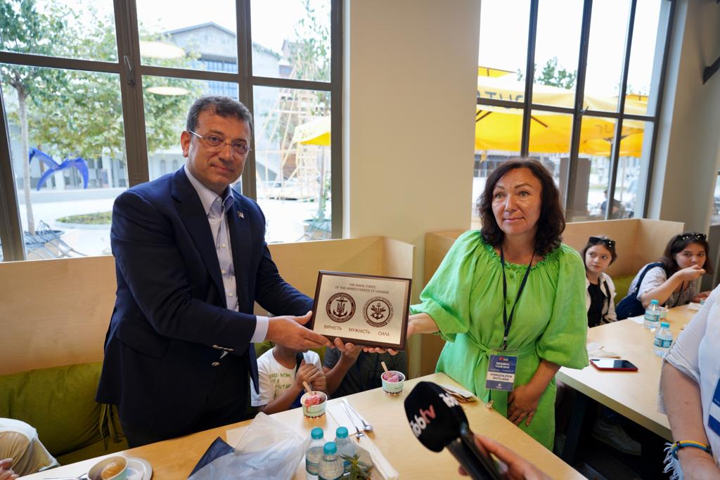 BAŞKAN İMAMOĞLU GENÇ UKRAYNALILARI AĞIRLADI