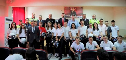 KINIK’TA LİSE ÖĞRENCİLERİNE TRAFİK EĞİTİMİ VERİLİP KASK  HEDİYE EDİLDİ