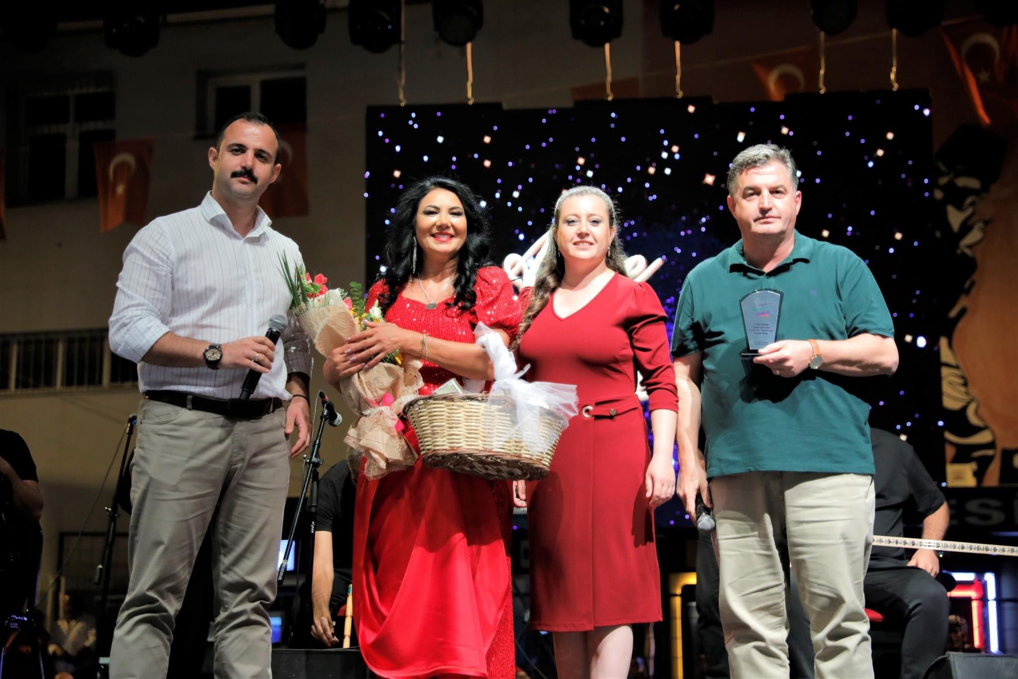 ANKARALI AYŞE SÖYLEDİ, KINIK COŞTU