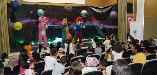 BELEDİYE  EV SAHİPLİĞİNDE, ÇOCUKLAR İÇİN TİYATRO ETKİNLİĞİ DÜZENLENDİ