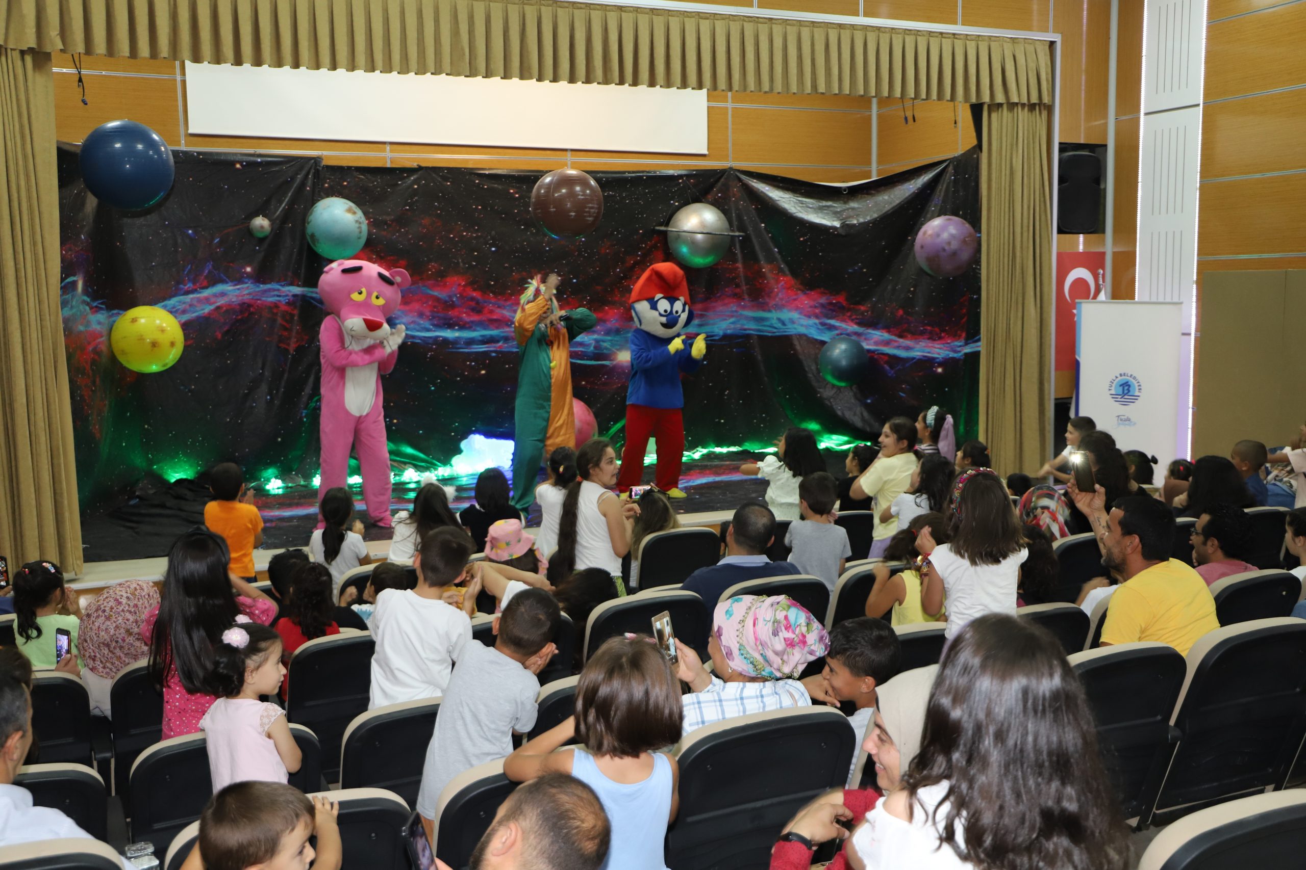 BELEDİYE  EV SAHİPLİĞİNDE, ÇOCUKLAR İÇİN TİYATRO ETKİNLİĞİ DÜZENLENDİ