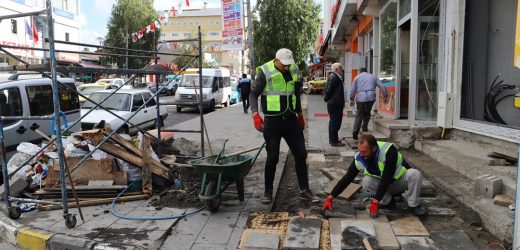 BELEDİYE EKİPLERİNDEN KALDIRIM YENİLEME VE BORDÜR ÇALIŞMASI