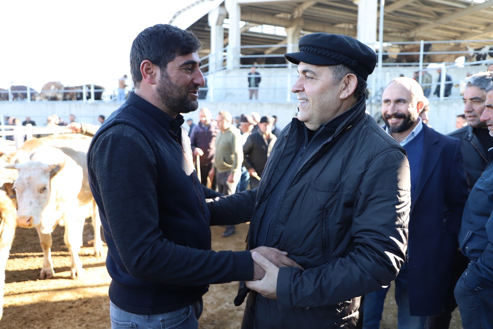 BAŞKAN DEMİR’DEN HAYVAN PAZARINA ZİYARET