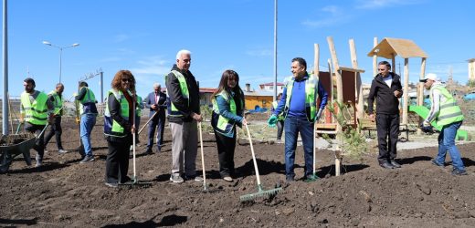 BAŞKAN DEMİR VE MECLİS ÜYELERİ KOLLARI SIVADI, PEYZAJ ÇALIŞMASI YAPTI