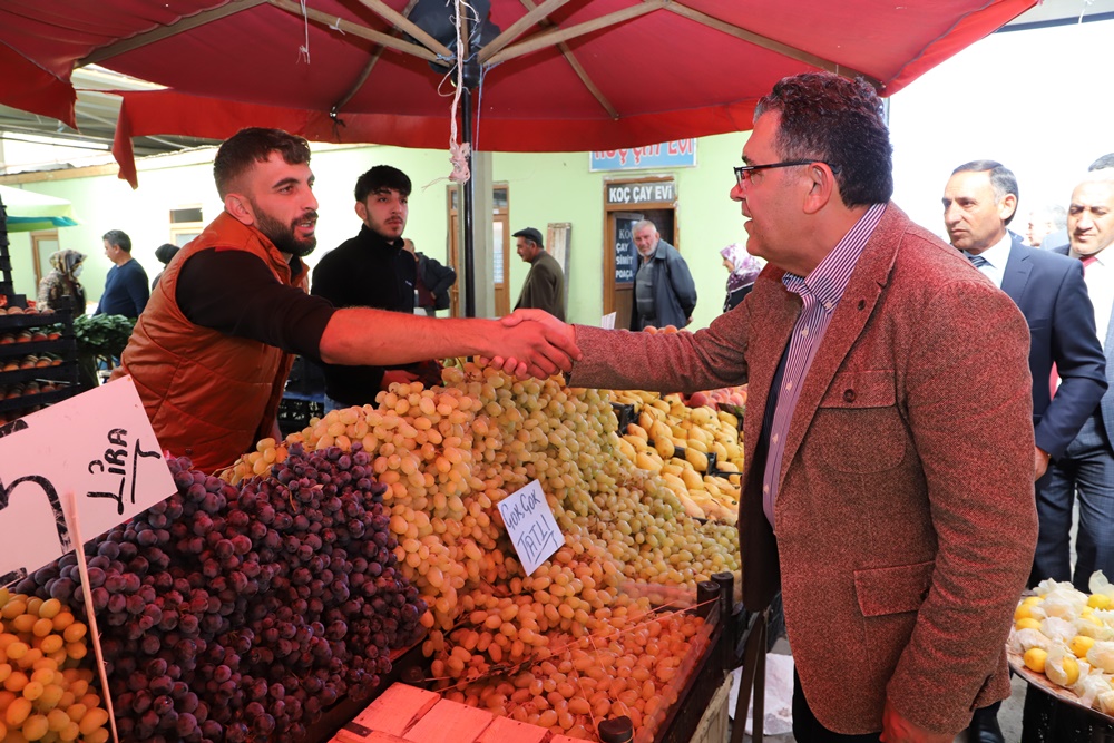 BAŞKAN DEMİR VE EKİBİ SEBZE PAZARINA ÇIKARMA YAPTI