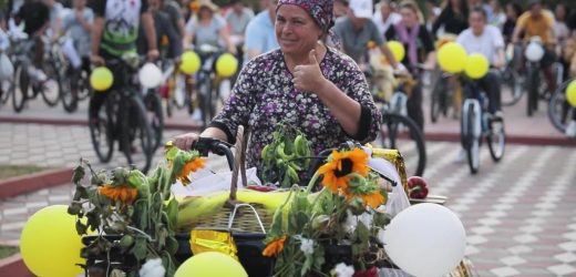 BİSİKLETLER HASAT ÜRÜNLERİ İLE SÜSLENDİ TARIM FARKINDALIĞI İÇİN PEDAL ÇEVİRDİLER