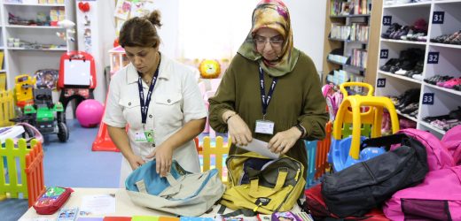 KÜÇÜKÇEKMECE’DE İHTİYAÇ SAHİBİ ÖĞRENCİLERE KIRTASİYE PAKETİ DESTEĞİ